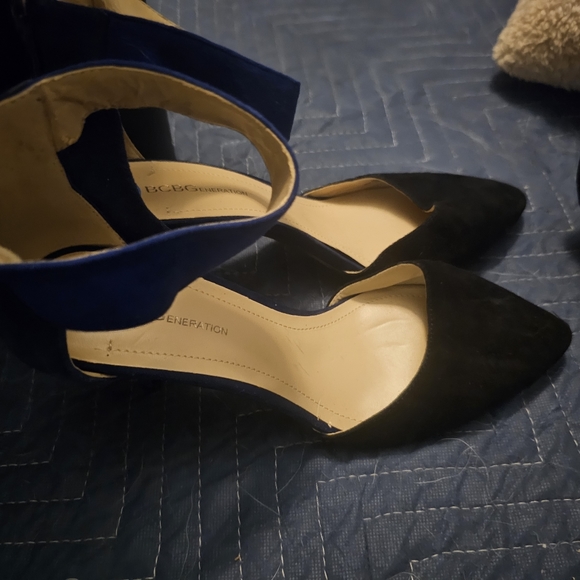 BCBG Generation Black Suede Pointed Toe with Navy Blue Strap Around Ankle - Picture 7 of 7